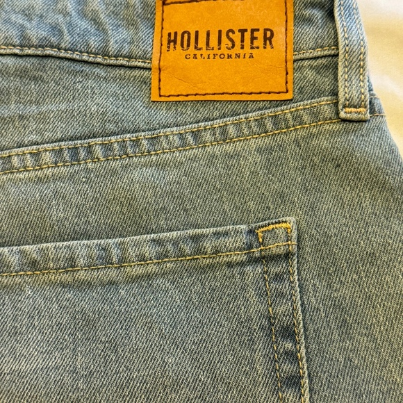 Hollister | NWT Ultra High Rise Distressed Denim Mom Shorts | Size 16 - Picture 5 of 9